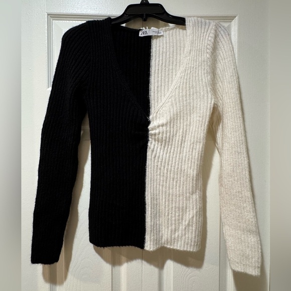 ZARA CONTRAST KNIT SWEATER V-NECK JUMPER TOP BLACK WHITE VGUC Size M - Picture 1 of 7